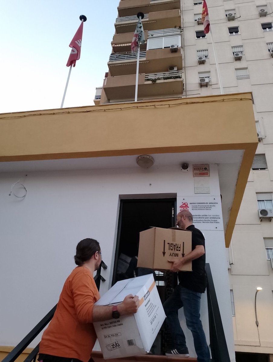 TaxistaLeninist's tweet photo. Hoy he podido ayudar a los amigos y amigas de @elpce en la recogida de material de 1* necesidad para Valencia, en unos días saldrán para allá a participar en una brigada de voluntarios en las zonas afectadas. 

¡Solo el pueblo salva al pueblo! https://t.co/829C5b4yFY