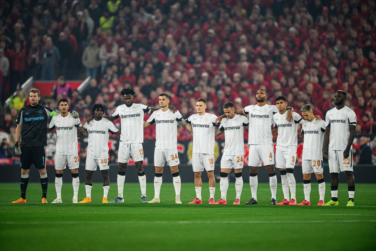 bayer04_es's tweet photo. AMUNT VALENCIA 🫶🏻 

Estamos con vosotros 🫂

#LIVB04 | #SomosBayer04🖤❤️ https://t.co/oqel8mtiAR