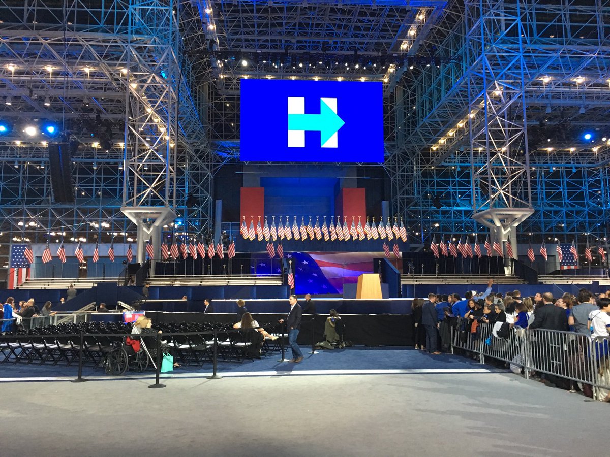 Souvenir il y a 8 ans, à la soirée électorale d’Hillary Clinton, quand la victoire de Trump est devenue claire dès avant minuit heure de New York. Hillary Clinton n’était même pas venue parler à ses partisans. #fomo