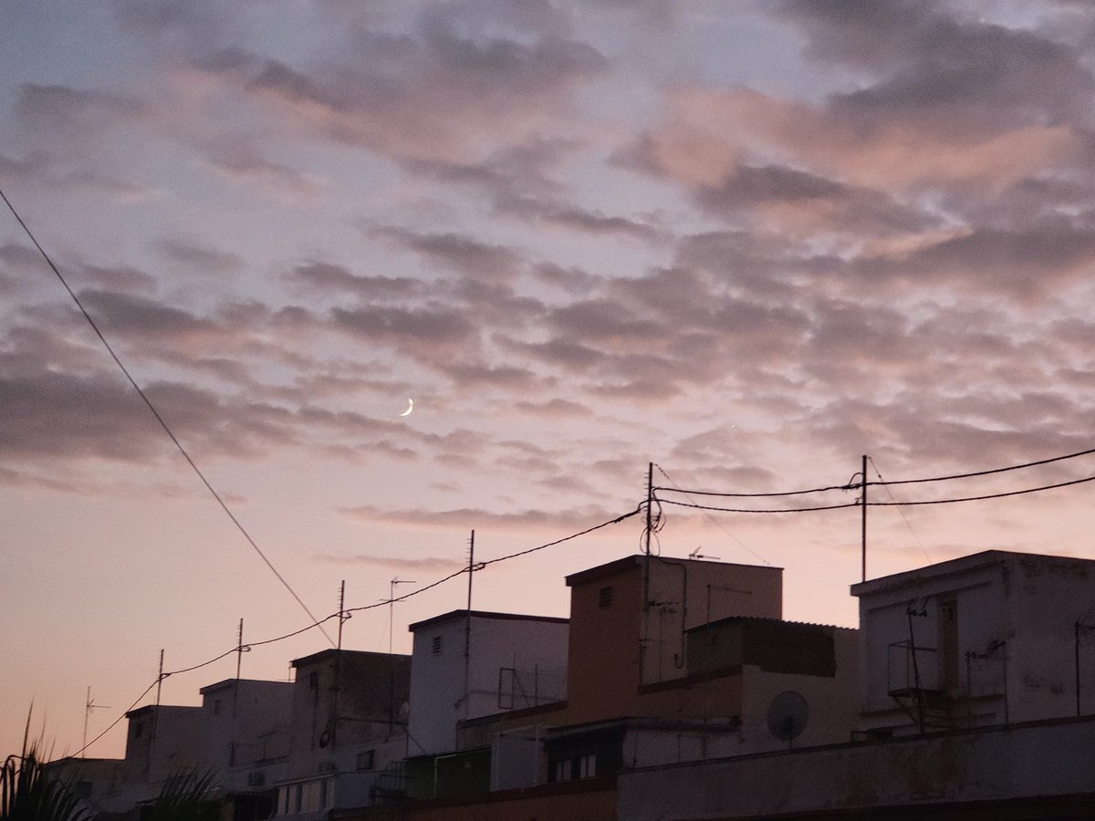 Recordáis cuando escribía poesías a la Luna y a atardeceres como el de hoy?
Sólo hace una semana y parece que haya pasado un año.
Hoy, mi agradecimiento a la naturaleza, tan cruel. Tan inmensa. Tan suya. Tan dura. Pero tan bella.

Fin del séptimo día desde que volvimos a nacer..