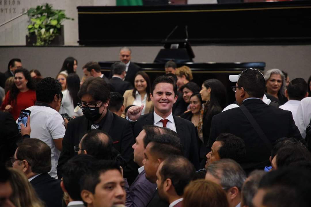 RafaFararoni's tweet photo. Emocionado y agradecido con mi gente del #DistritoXXV, tomé protesta como integrante de la LXVII Legislatura de @legisver
Seguiré trabajando por ustedes, en territorio como lo hemos hecho.
Saben que en mí tienen un amigo y un aliado.
Abrazo grande a todas y todos 🙏🏻 https://t.co/aa44POIbsy