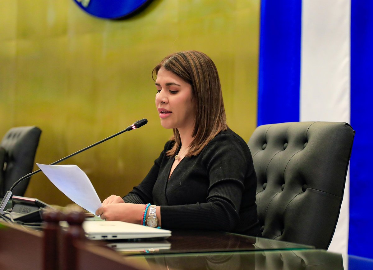 Asamblea Legislativa 🇸🇻 (@asambleasv) on Twitter photo #Plenaria28 | La diputada <a href="/Elisa_Rosalesv/">Elisa Rosales</a> lee la iniciativa del grupo parlamentario Nuevas Ideas para autorizar al Presidente <a href="/nayibbukele/">Nayib Bukele</a> aceptar la condecoración Orden Nacional Juan Mora Fernández, en el grado de Gran Cruz, Placa de Oro, que le ha conferido el Gobierno de la #Plenaria28 | La diputada <a href="/Elisa_Rosalesv/">Elisa Rosales</a> lee la iniciativa del grupo parlamentario Nuevas Ideas para autorizar al Presidente <a href="/nayibbukele/">Nayib Bukele</a> aceptar la condecoración Orden Nacional Juan Mora Fernández, en el grado de Gran Cruz, Placa de Oro, que le ha conferido el Gobierno de la