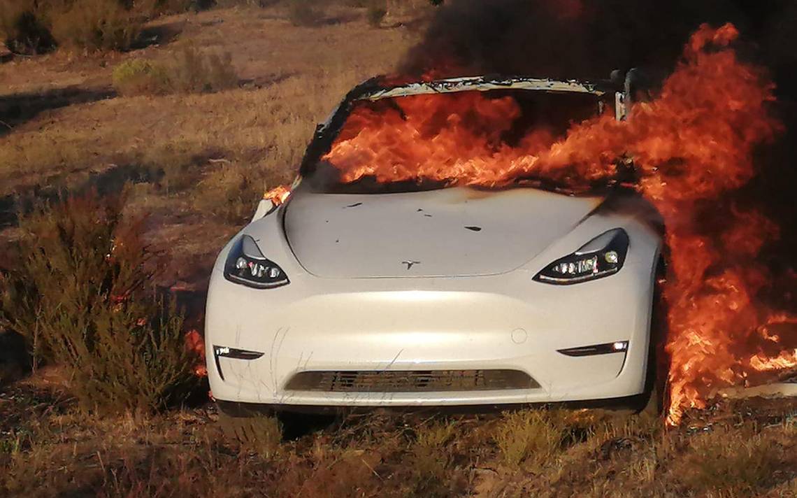 cmmngmnt's tweet photo. Todo el mundo cree que los coches eléctricos son la opción ideal, pero pocos saben que su reinado podría estar cerca de acabar.

Aquí tienes razones de peso por las que NO deberías comprar un vehículo eléctrico. 🚫 https://t.co/X5FdvYTqBx
