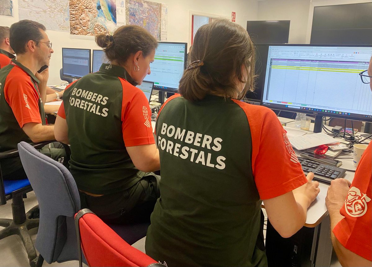 Además de en la calle, desde la #SGISE también trabajamos, desde el Centro de Coordinación de Emergencias, en la logística y abastecimiento de los suministros básicos necesarios en los municipios afectados por la #DANA en la Comunitat Valenciana. 

#LosDeAmarillo