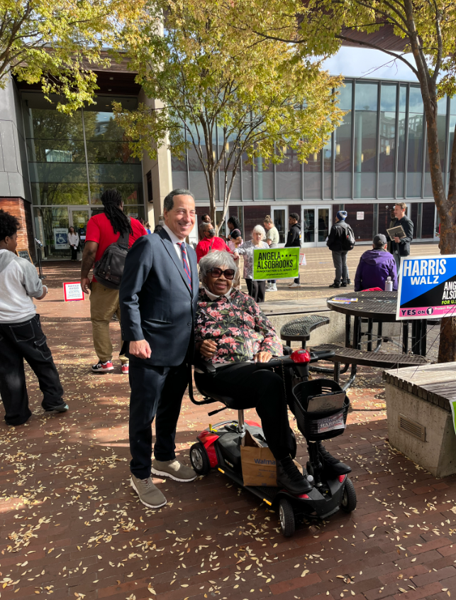 jamie_raskin's tweet photo. Launched this beautiful day in the heart of downtown Silver Spring with @Willcsmithjr and dozens of true-blue friends, volunteers and first-time voters! #MD08 is rocking the polls everywhere on this beautiful Election Day. https://t.co/34eUdJOuWy
