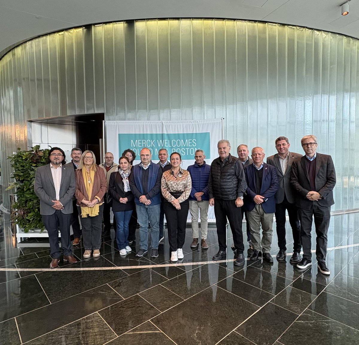 myriprunotto's tweet photo. Visitamos el Centro de Innovación Merck para conocer sus avances en biotecnología, robótica y ciencia aplicada, impulsando el ecosistema de innovación en Córdoba. La colaboración entre sector privado, gobierno y academia es esencial para el desarrollo provincial. #Innovación #Ciencia #Córdoba