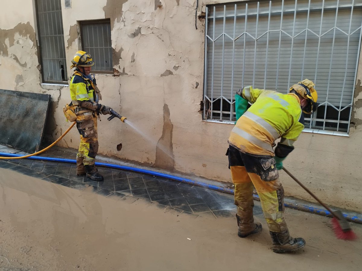 BombersForestalsGVA (@bforestalspv) on Twitter photo La Unidad de bomberos forestales <a href="/GVAbforestals/">Servei Bomber(e)s Forestals GVA</a> de Calles haciendo trabajos de baldeo en Sedavi.
#LosDeAmarillo La Unidad de bomberos forestales <a href="/GVAbforestals/">Servei Bomber(e)s Forestals GVA</a> de Calles haciendo trabajos de baldeo en Sedavi.
#LosDeAmarillo