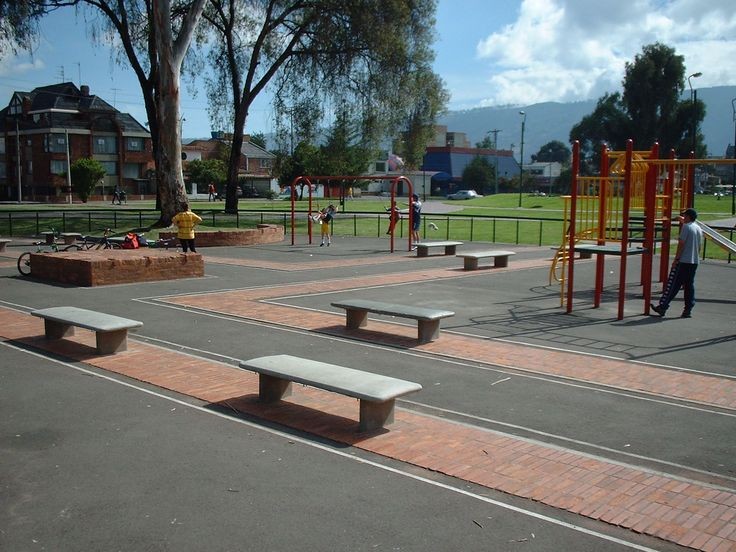 De qué sirve tanto adorno si no hay un impacto real? Por cada banca pública debería haber un árbol. Si se va embellecer, que también sirva para mejorar el aire y dar sombra. #EspaciosVerdes #Sostenibilidad 🌳🪑