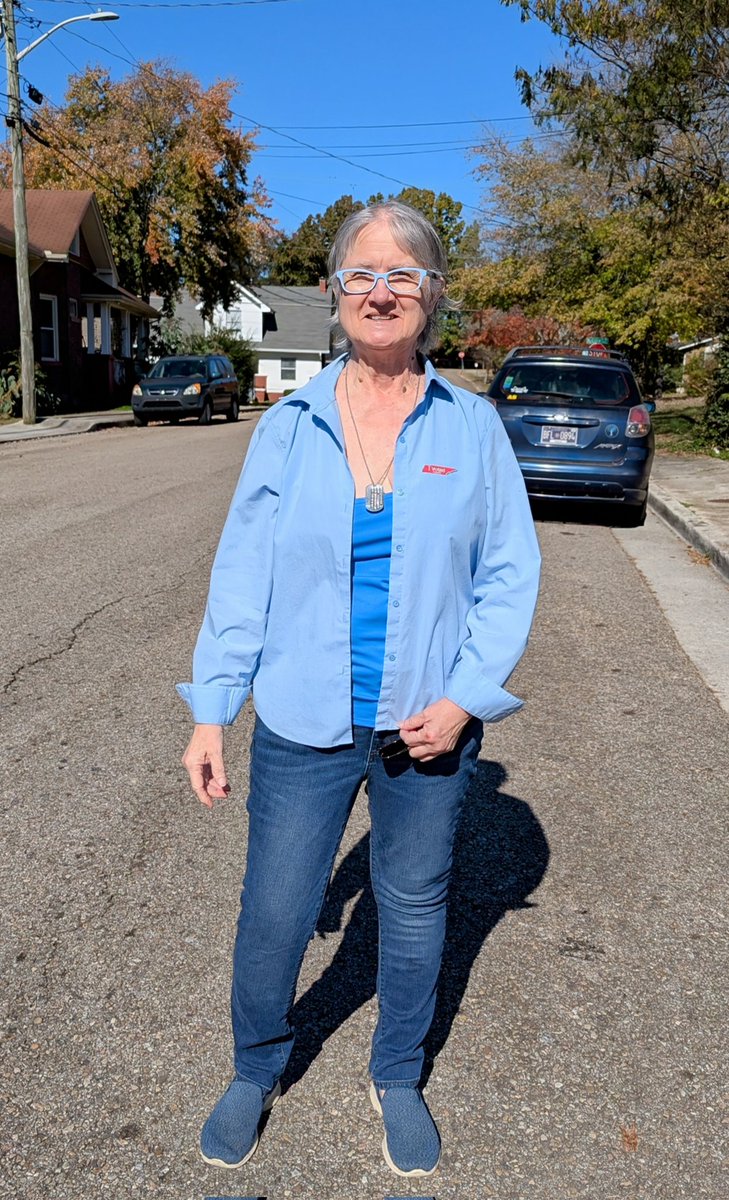 dcwrites's tweet photo. @alanalda Top to toe (my blue cap was in the car). The Water Dollies (like Donut Dollies in WWII) guessed my vote pref &amp; took a pic. https://t.co/XG6clRpFwM