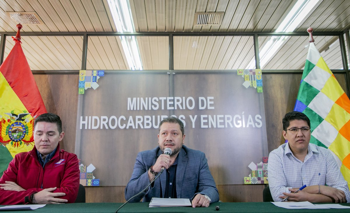 A_Gallardo_B's tweet photo. Siguiendo las instrucciones de nuestro presidente @LuchoXBolivia, trabajamos sin descanso para normalizar el suministro de combustibles. Los bloqueos afectaron la distribución, pero ya estamos tomando acciones. Confiemos que cada esfuerzo es por el bienestar de nuestra gente.🇧🇴 https://t.co/XGp7icXuif
