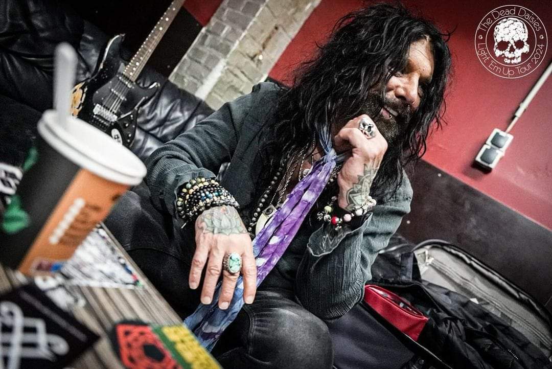 Crablegs59's tweet image. We go on in 5 minutes!

#concerttime 
#cologne 

@TheDeadDaisies