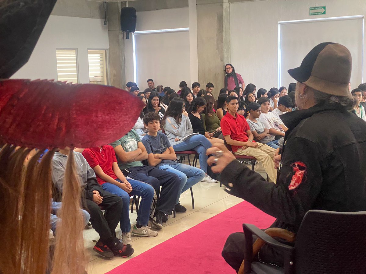 Prepa18_UdeG's tweet photo. Conferencia “El camino, compromiso y vida del artista” de Oscar Basulto Ordóñez en nuestro plantel.

@rvillanueval @CesarBarbaD @sems_udg https://t.co/Wrd85yfpZl