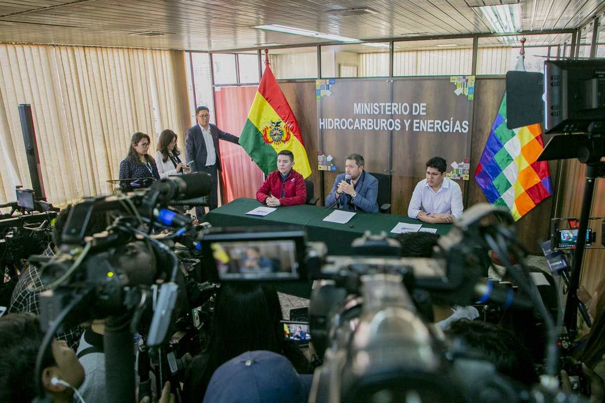 A_Gallardo_B's tweet photo. Siguiendo las instrucciones de nuestro presidente @LuchoXBolivia, trabajamos sin descanso para normalizar el suministro de combustibles. Los bloqueos afectaron la distribución, pero ya estamos tomando acciones. Confiemos que cada esfuerzo es por el bienestar de nuestra gente.🇧🇴 https://t.co/XGp7icXuif