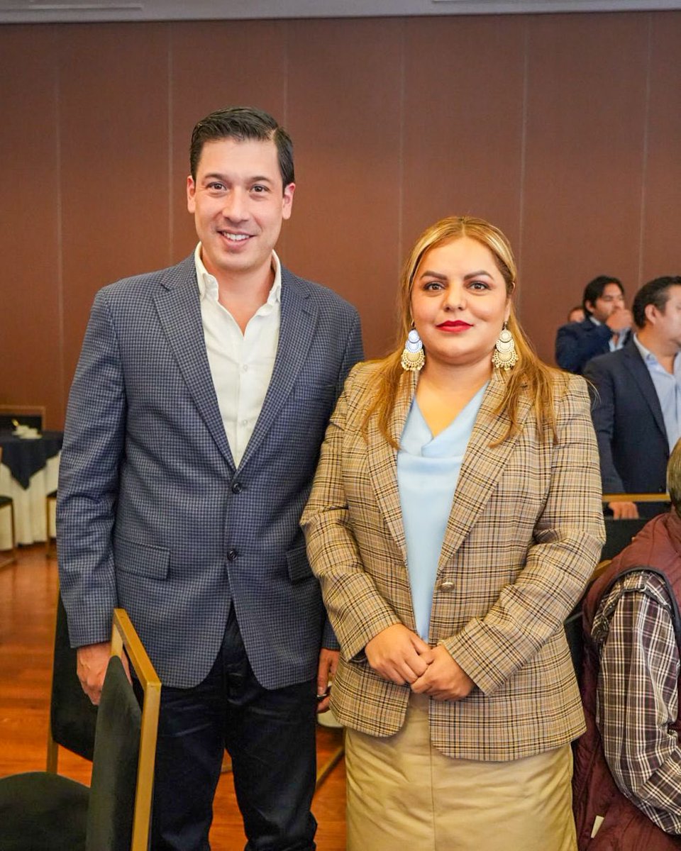 RodMonsalvoC's tweet photo. ¡Avanzamos a gran ritmo!👌🏻

Acudí al Seminario de Desarrollo Económico y Medio Ambiente convocado por @gobqro, con la presencia de nuestro Gobernador @makugo, para contar con más y mejores herramientas al servicio de la sociedad de #ElMarqués. 

¡Continuamos #ContigoMásFuertes!💪🏻 https://t.co/VSa5helFri