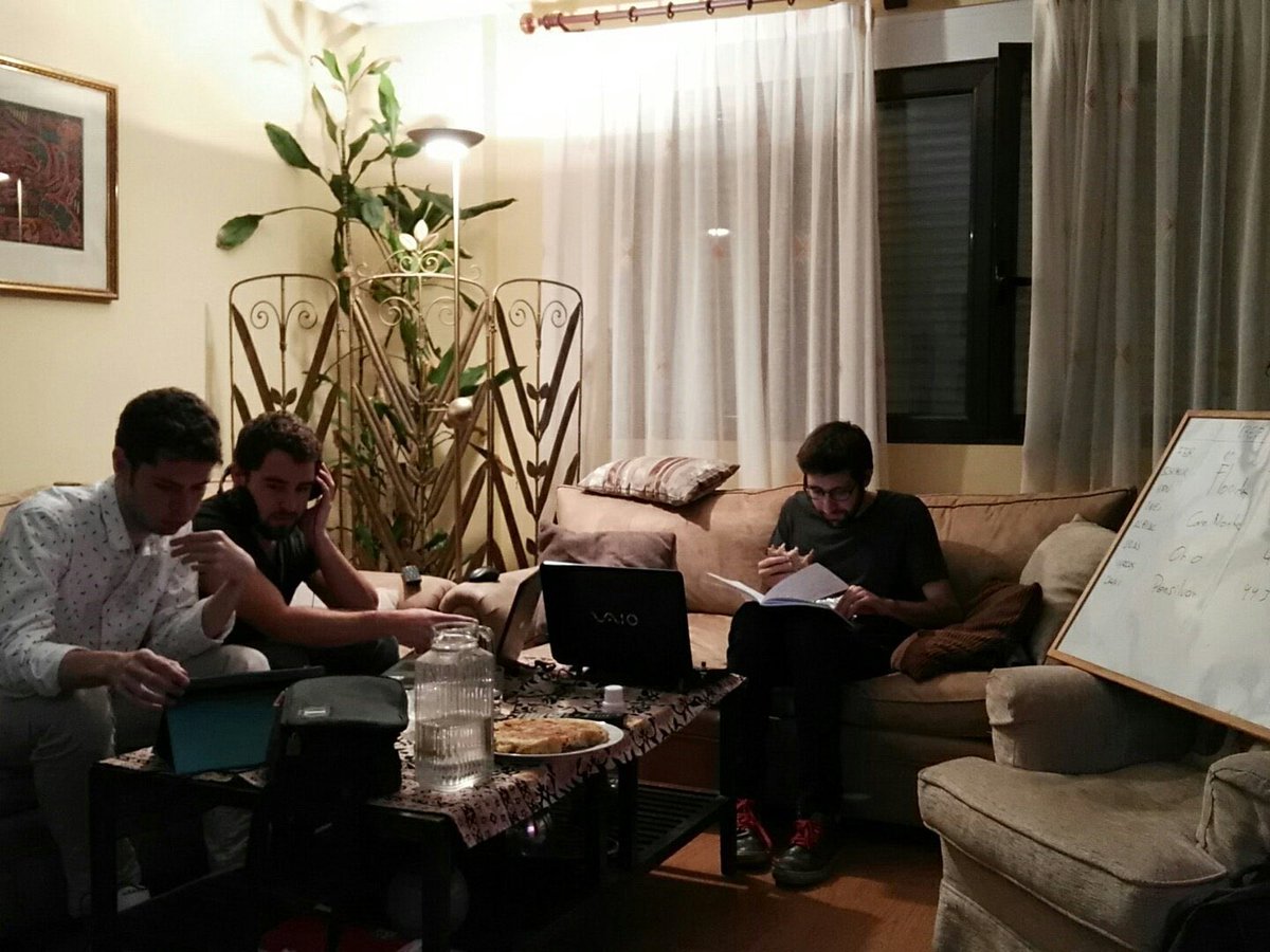 EduardoSaldania's tweet photo. Hace 8 años cubrimos las primeras elecciones de @elOrdenMundial en el salón de la casa de mis padres. 

Hace 4 en la redacción de nuestra oficina en pandemia.

Hoy lo hacemos en nuestro estudio de radio.

❤️Gracias por acompañarnos y estar junto a nosotros. https://t.co/gY2rNPss6q