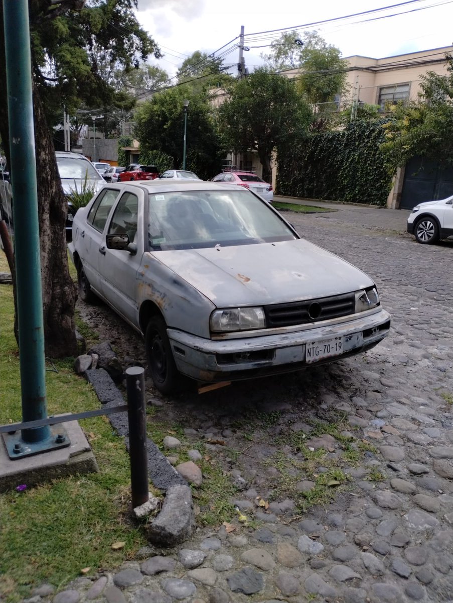CTlacopac's tweet photo. @UCS_GCDMX Buenas tarde, favor de retirar autos abandonados y/o utilizados por taller clandestino quienes utilizan las calles como uso privado.
José María de Teresa #309 Jetta gris placa  NTG7019 y sobre Alfonso Caso #175 Volvo azul marino placas 231TFD ambos Col. Campestre AAO. https://t.co/AQBY0l0ynw