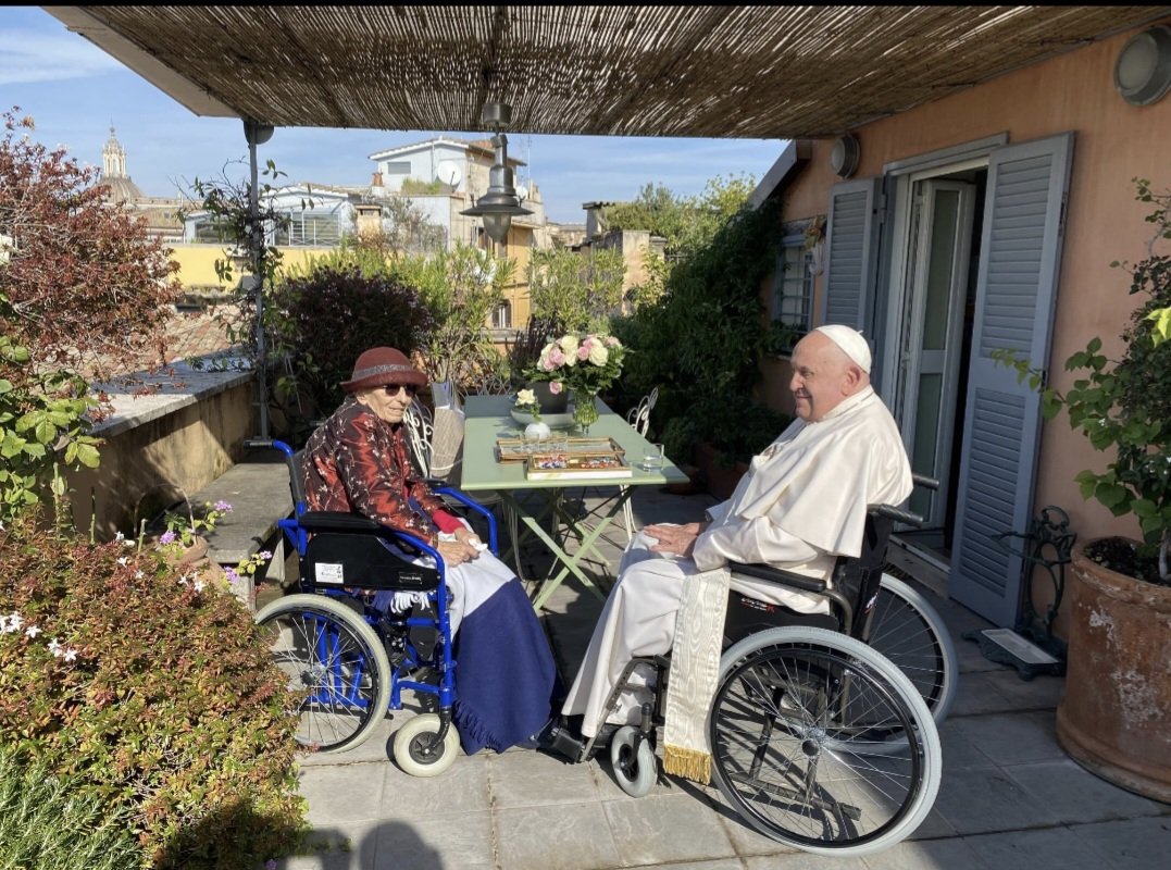 La potenza di questa foto dovrebbe dirci molto di noi. Delle divisioni. Del rispetto della diversità.
