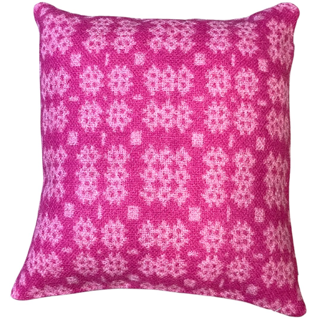 🩷🩷CLUSTOGAU CARTHEN CYMREIG 🩷🩷
Welsh Tapestry Cushions in various colours!
cadwyngifts.com/cy/collections…