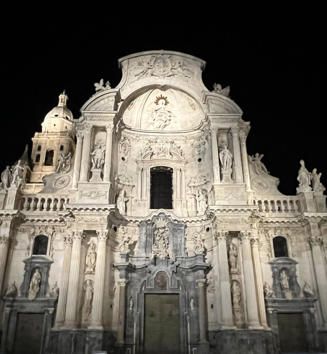 enunlugardelah1's tweet photo. 🍋 La restauración de la fachada de la catedral de #Murcia, una de las joyas del Barroco español, ha finalizado. El resultado, soberbio.

Da gusto ver a la gente como se para para admirarla y hacerle fotos.

Vengan a verla https://t.co/vENHFukXVs