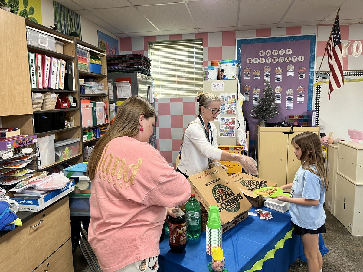 CommunityDv's tweet image. Diamond Canyon Coyote Corner B&amp;amp;A enjoyed their pizza party after winning with the most selfies for the Community Ed banner competition. @dvusd @diamondcanyoncoyotes #wevegotwhatyouwant