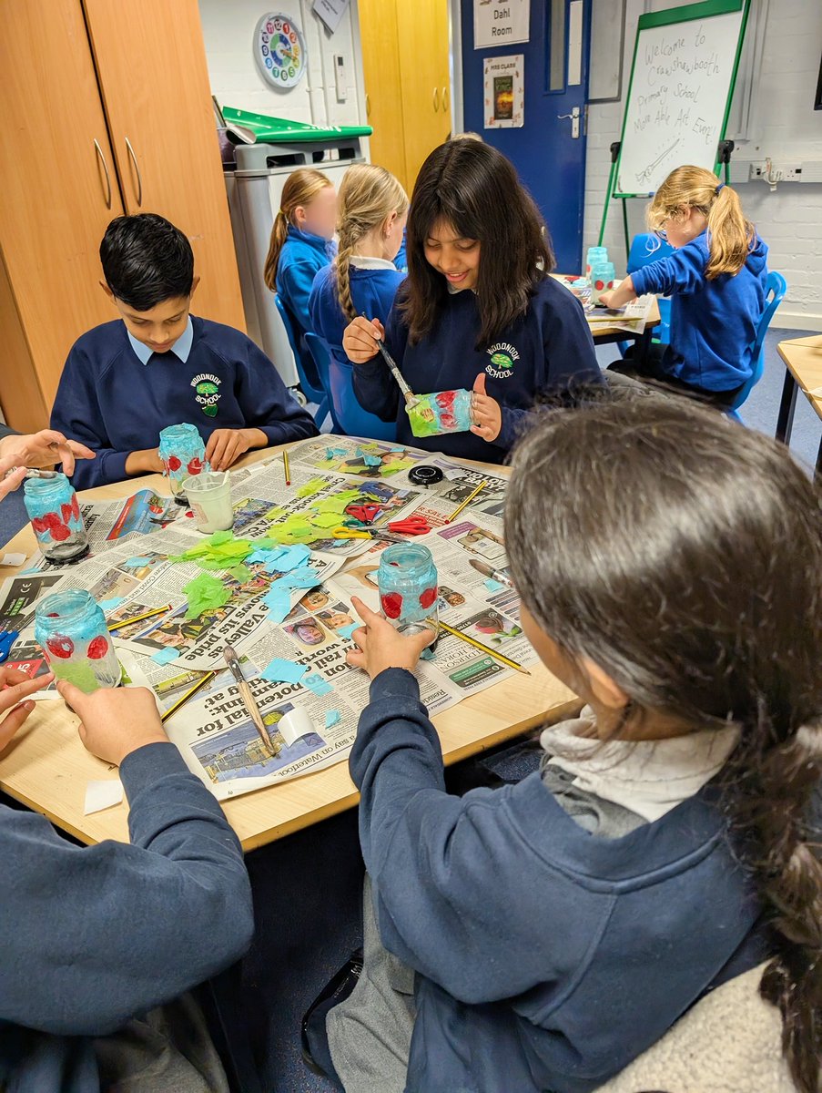 Crawshawboothps's tweet image. This afternoon, we welcomed some children from Woodnook Primary to our Year 5/6 More Able Art event. Our talented artists made these fabulous Remembrance tealight jars! 🌺
#primaryart #Remembrance