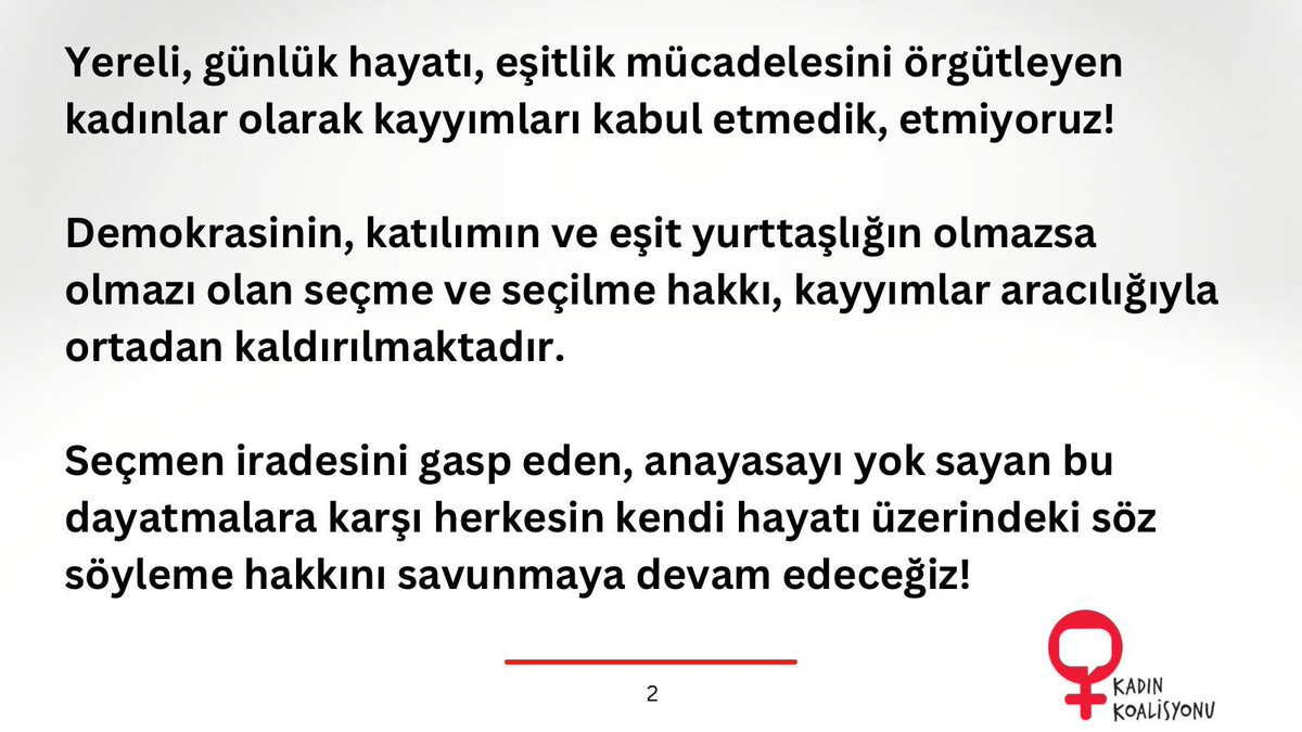 kadinkoalisyonu's tweet photo. İrademize Sahip Çıkıyoruz; Kayyımları Tanımıyoruz!

Yereli, günlük hayatı, eşitlik mücadelesini örgütleyen kadınlar olarak kayyımları kabul etmedik, etmiyoruz! Demokrasinin, katılımın ve eşit yurttaşlığın olmazsa olmazı olan seçme ve seçilme hakkı, kayyımlar aracılığıyla ortadan kaldırılmaktadır. Seçmen iradesini gasp eden, anayasayı yok sayan bu dayatmalara karşı herkesin kendi hayatı üzerindeki söz söyleme hakkını savunmaya devam edeceğiz! İktidarların varlıklarını kapalı kapılar ardında yürüttükleri pazarlıklarla ve uyguladıkları zorbalıklarla sürdürme stratejilerine aşinayız! Bu zorba politikalara karşı, biz kadın örgütleri olarak, toplumsal barışı ve bir arada eşit yaşamı savunmaya devam ederek en iyi bildiğimiz şeyi yapacağız, irademize sahip çıkıp mücadeleye çoğalarak devam edeceğiz!
#KadınKoalisyonu
#İrademizeSahipÇıkıyoruz #KayyımlarıTanımıyoruz 
#Seçim #İrade #Katılım  #SeçmeVeSeçilmeHakkı
