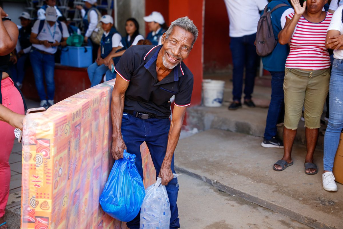 CarlosPinedoC's tweet photo. Esta es la #SantaMarta solidaria, la que sí puede salir adelante. Nuestro equipo de la @SantaMartaDTCH está desde el día uno atendiendo la emergencia y llevando ayudas a San Fernando y barrios aledaños para las familias afectadas por las lluvias de los últimos días. Hoy dedicaremos el día a ayudar en lo que se requiera. De aquí no nos vamos hasta que nuestra gente esté tranquila y segura. ¡San Fernando somos todos!