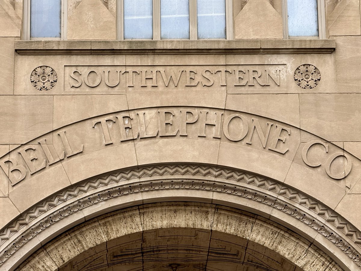 ChickenJoeSTL's tweet photo. The Southwestern Bell Telephone headquarters in downtown St Louis, built in 1925 https://t.co/LfStEg7iBb