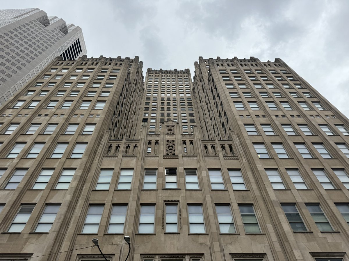 ChickenJoeSTL's tweet photo. The Southwestern Bell Telephone headquarters in downtown St Louis, built in 1925 https://t.co/LfStEg7iBb