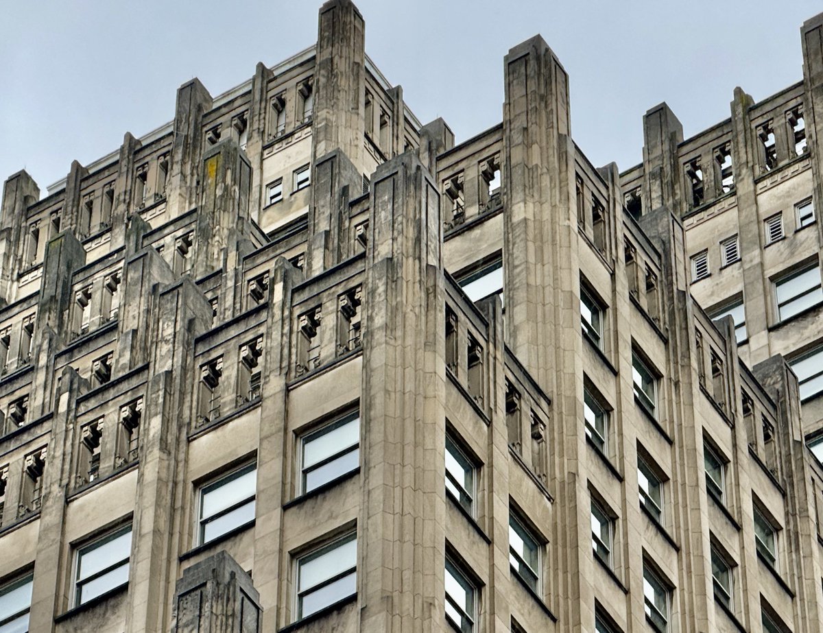 ChickenJoeSTL's tweet photo. The Southwestern Bell Telephone headquarters in downtown St Louis, built in 1925 https://t.co/LfStEg7iBb