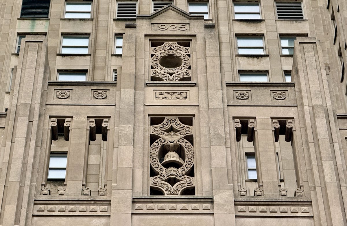 ChickenJoeSTL's tweet photo. The Southwestern Bell Telephone headquarters in downtown St Louis, built in 1925 https://t.co/LfStEg7iBb
