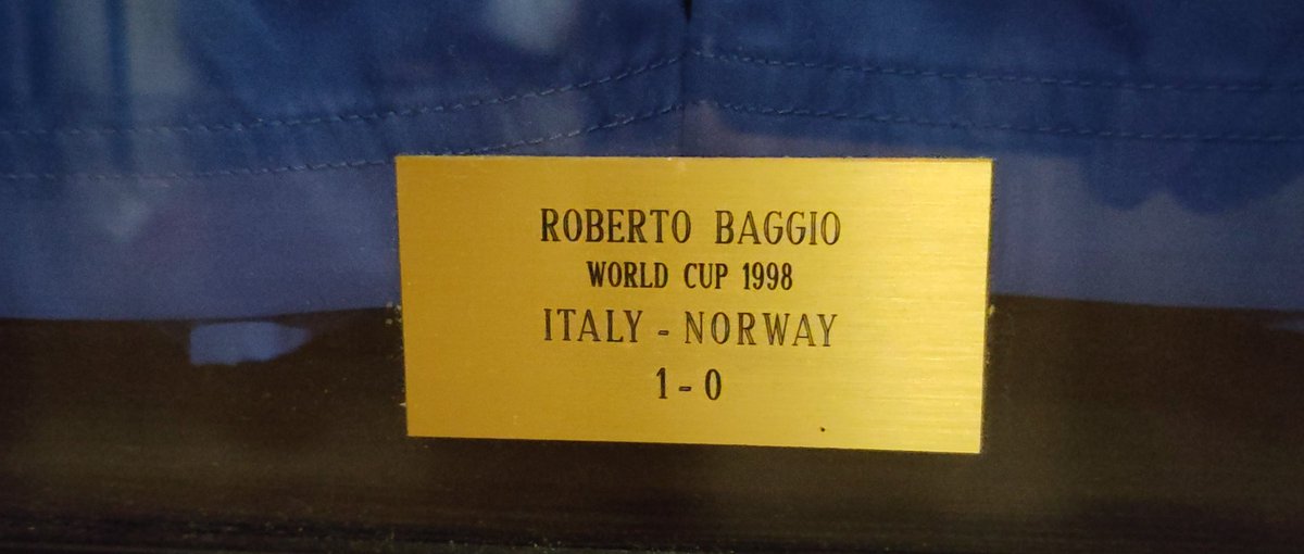 EspenBorgers's tweet image. Denne drakta, og shortsen, som tidenes beste italienske fotballspiller har svettet i, befinner seg altså nå i Hamar.