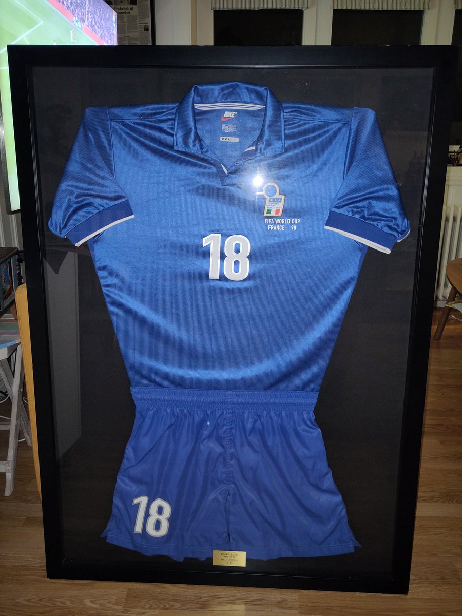 EspenBorgers's tweet image. Denne drakta, og shortsen, som tidenes beste italienske fotballspiller har svettet i, befinner seg altså nå i Hamar.