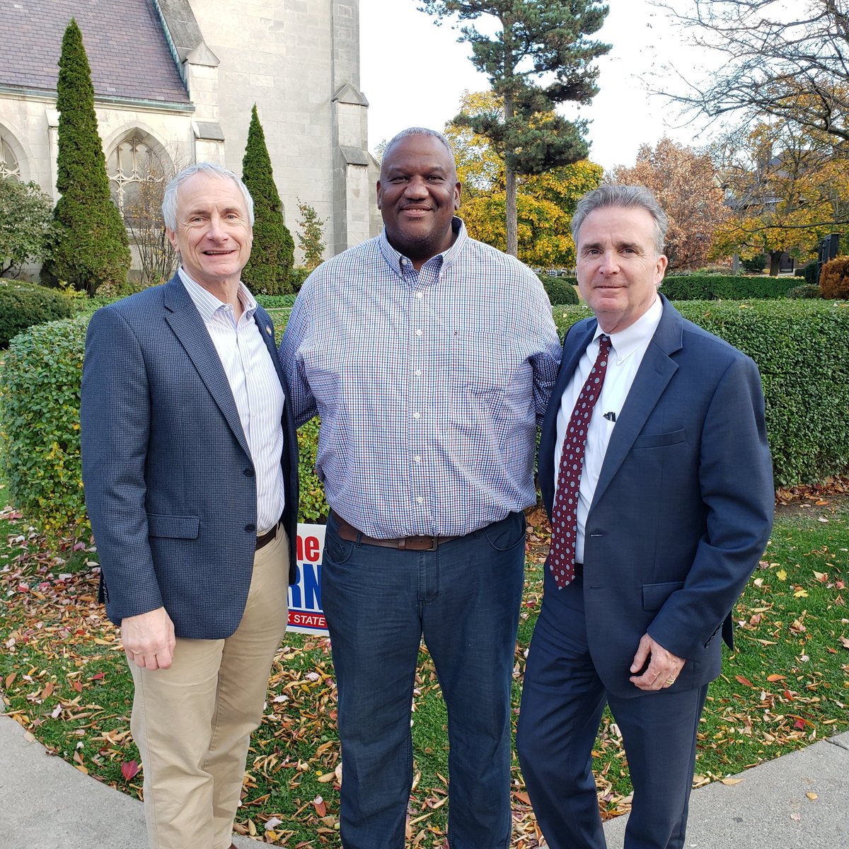 Great to join District Attorney Mike Keane and Buffalo School Board Member Terrance Heard to greet voters in the Elmwood Village!

Vote by 9pm 🇺🇲