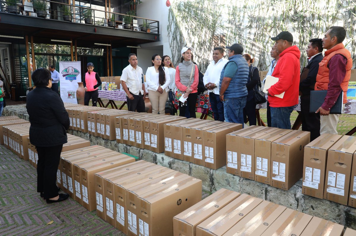 FundacionAHHO's tweet photo. Hoy se donaron 152 equipos de cómputo a 29 municipios de Oaxaca provenientes de las regiones de Valles Centrales, Costa, Istmo, Mixteca, Sierra Norte, Sierra Sur y la Cañada, como parte del programa Home Runs Citibanamex 2024, en el rubro de Educación.

@FomentoCulturAC https://t.co/rdhXyHF7Ut