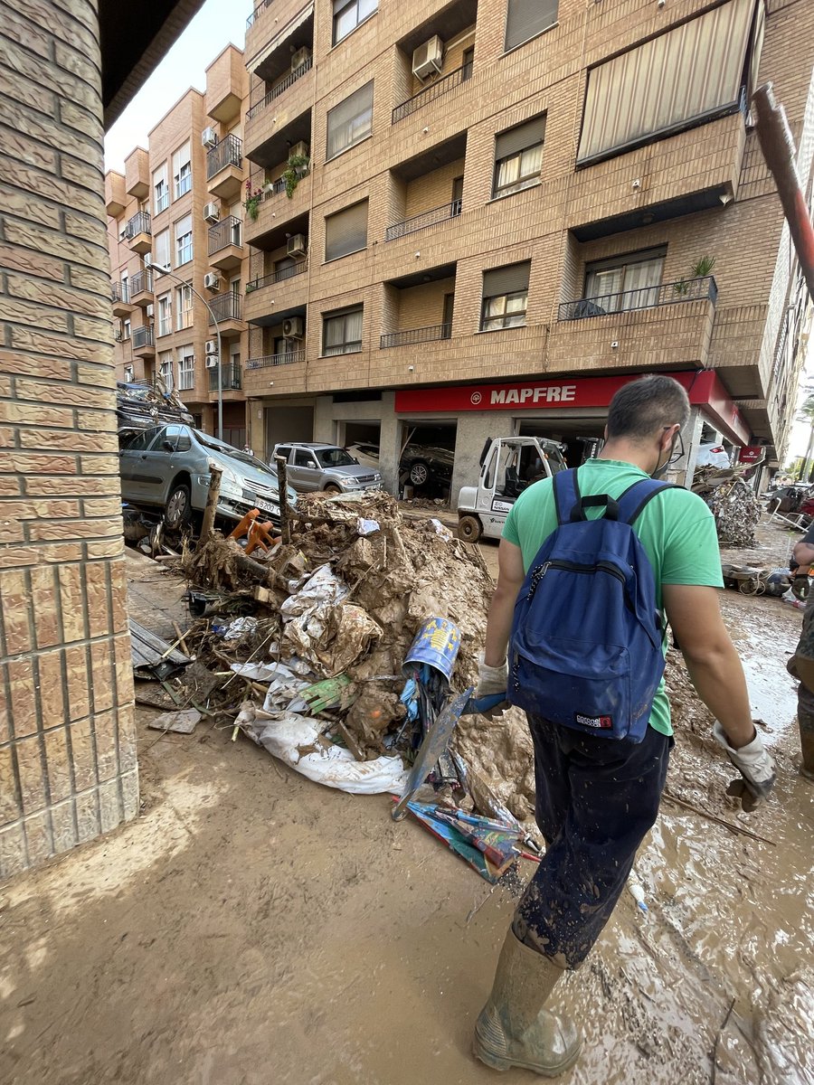 Estar presents en la catàstrofe + absoluta es un cop de realitat molt fort.
La solidaritat ens fa seguir❤️‍🩹🫂
Volem recaptar fons x les persones que ho han perdut TOT. En res obrim botiga online, on un percentatge anirà destinat a la causa.
Visca la gent valenta, sensible i humana