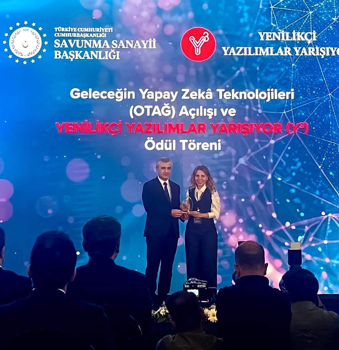 deepsis_tech's tweet photo. Geleceğin Yapay Zeka Teknolojileri (OTAĞ) Açılışı ve Yenilikçi Yazılımlar Yarışıyor Ödül Töreni’ne katılım sağladık. 

“Sentetik Veri Üretme” yarışmasının yürütücüsü Doç. Dr. Betül Ay hocamıza, @SavunmaSanayii Başkan Yardımcısı Hüseyin Avşar tarafından plaket takdim edildi. https://t.co/XVvs8BnxIM