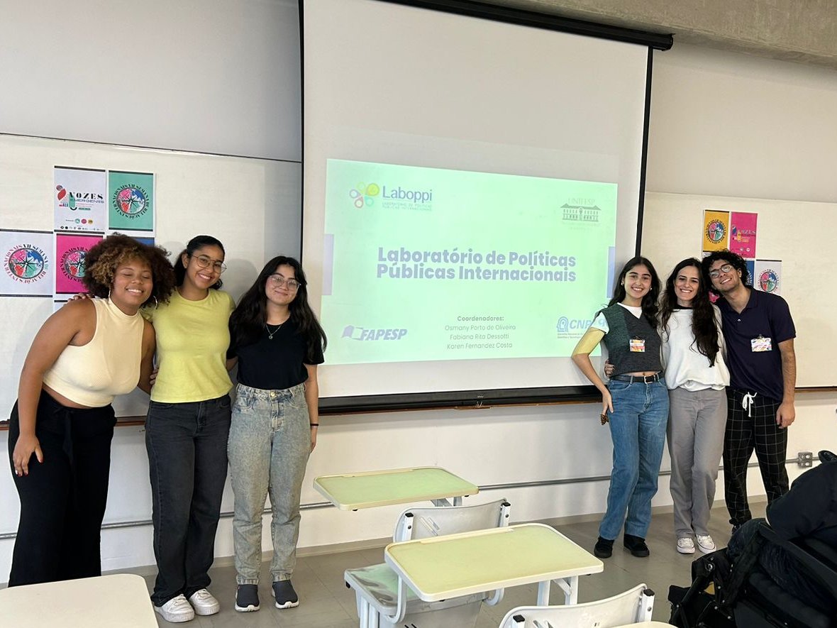 🌎✨️ Ontem, nossa equipe do Laboppi esteve presente na VII Semana de Relações Internacionais da EPPEN!

Tivemos a oportunidade de apresentar o nosso laboratório e compartilhar com os alunos, nossas pesquisas, projetos de extensão e monitoria.👏