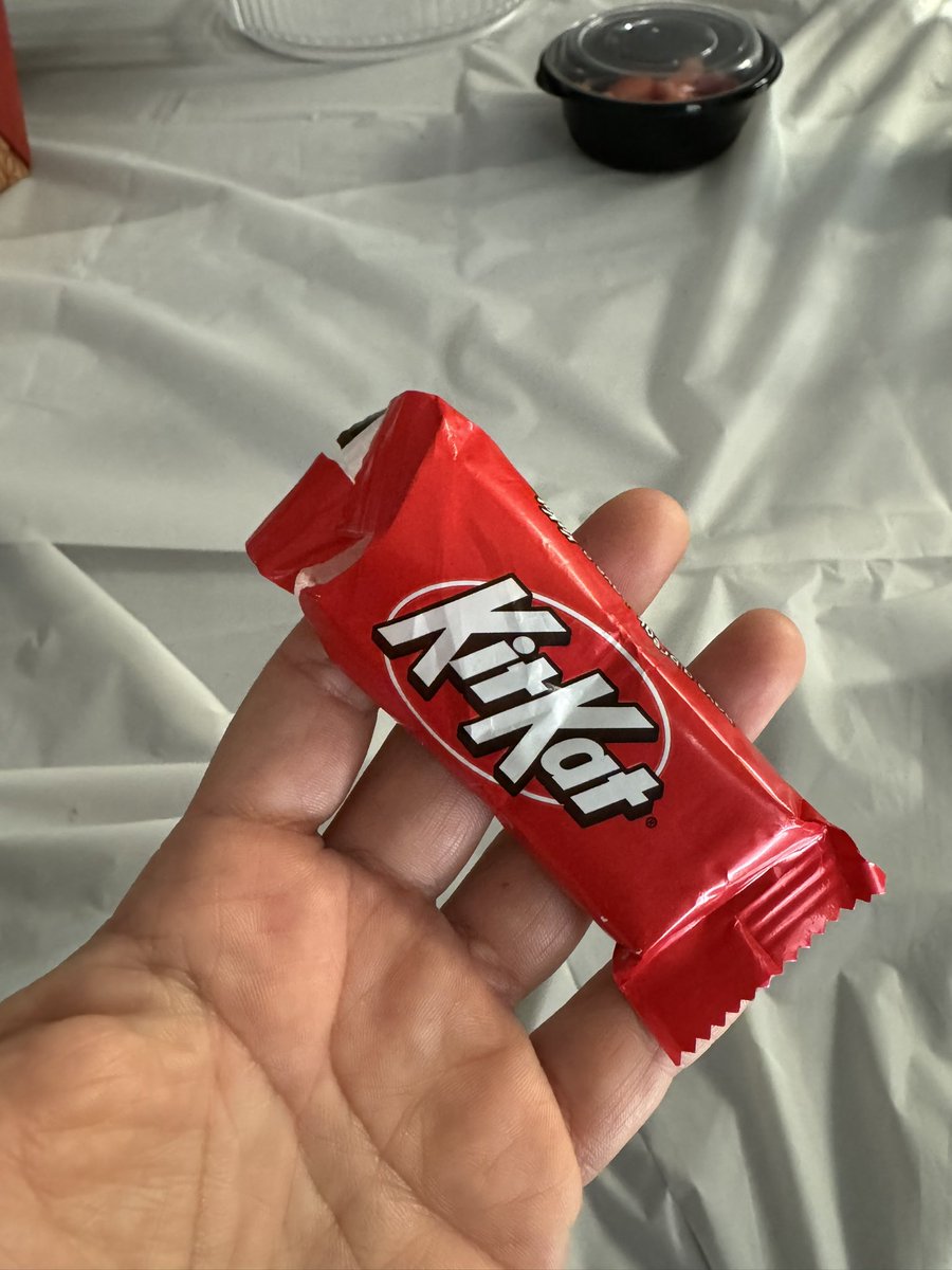 what happened to my wafer? 🥺 <a href="/KITKAT/">KITKAT</a> <a href="/NestleUSA/">Nestlé US</a>