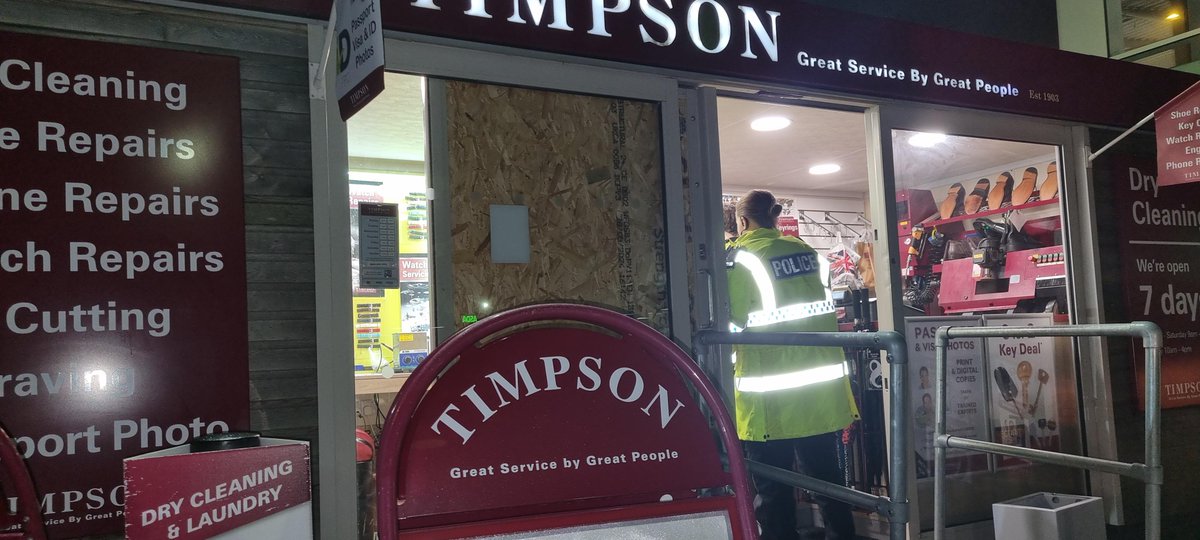 BartleyGreenWMP's tweet image. Our officers working to protect local businesses. Here's a snapshot of officers on the scene of a recent burglary report. Swift action ensures that investigations begin immediately to catch those responsible and support affected businesses.
🚨🚨
#CommunityFirst #OnTheJob #Protect