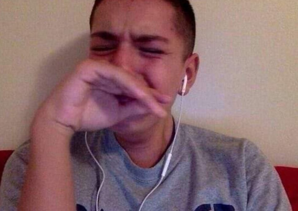 Yo, llorando porque no quiero reprobar, pero tampoco quiero estudiar