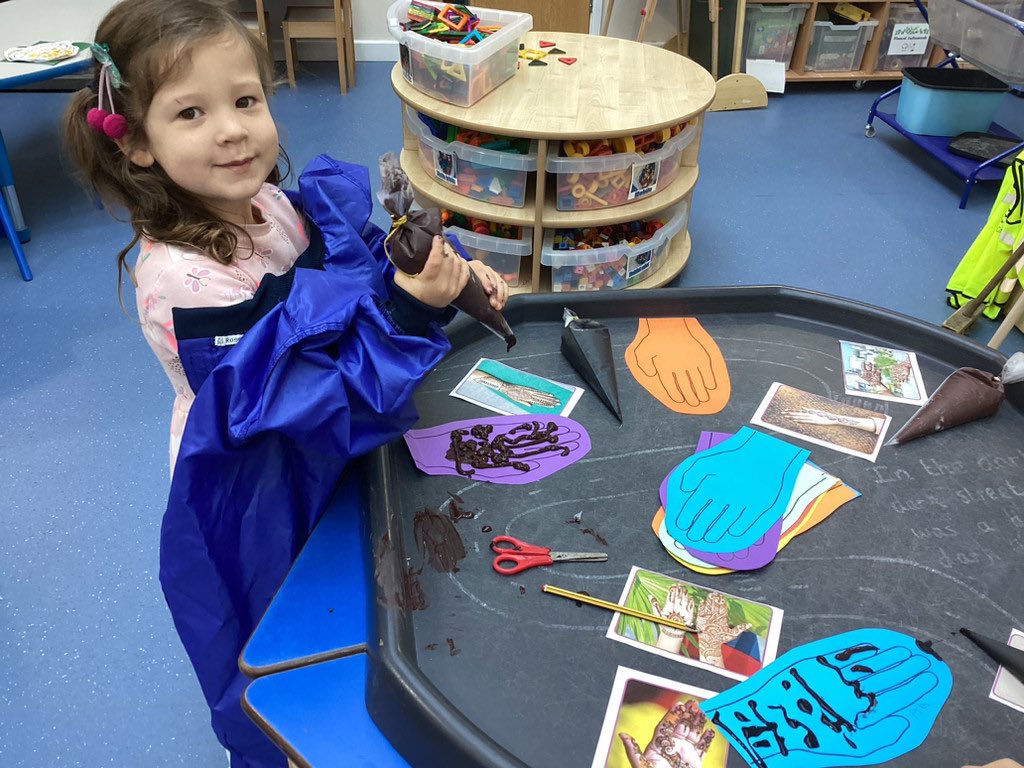 StNicksEarly's tweet photo. #StNicksReception enjoyed their themed day on Monday celebrating Diwali. They dressed up in bright colourful clothes, created their own mehndi designs and made rangoli patterns and diya lamps. #StNicksDiscover #StNicksCommunity #StNicksArtsCrafts https://t.co/8r7m6CdlOY