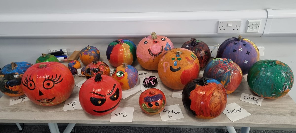 🎃Look at all these Boo-tiful, Spook-tacular painted pumpkins that were created to help raise funds for our Community Response Vehicle Appeal in #Somerset &amp; #BristolCommunity 💚

Donate to support at justgiving.com/campaign/crv-s…
#TeamSWASFT 🚑