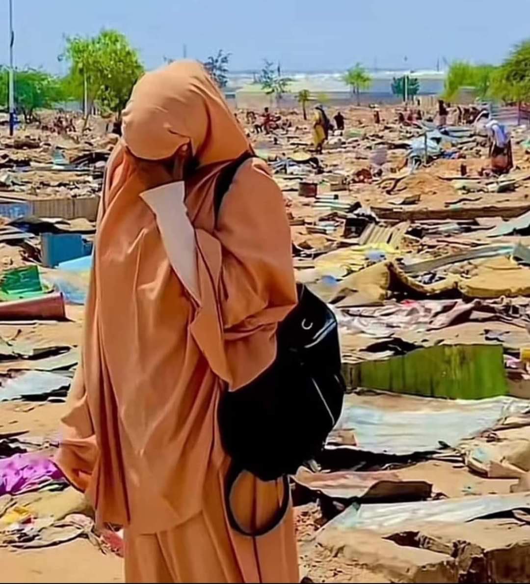 ShAbdiHersy's tweet photo. MW @HassanSMohamud aakhiro iyo adduunba wuxuu ka doortay carruurtiisa iyo xaasaskiisa Inuu legacy hanti xaaraam ah uga tago! 

Sawirkaan waa sida uusan Xasan naxariis ugu hayn reer Muqdisho! Gabadha ooyaysa xanuunka uu baday adduunkuu ciqaabkiisa ku arkayaa 👇 https://t.co/0Wilp4oNL8