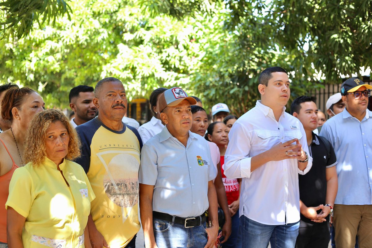 AlcaldiaVpar's tweet photo. Alcaldía de Valledupar y Gobierno del Cambio lanzan el programa Cambia Mi Casa para beneficiar a 300 familias vallenatas 
@fonvisocial 

Detalles aquí ↙️↘️
https://t.co/jHm4I4I8JW https://t.co/ppKwG6TTzb