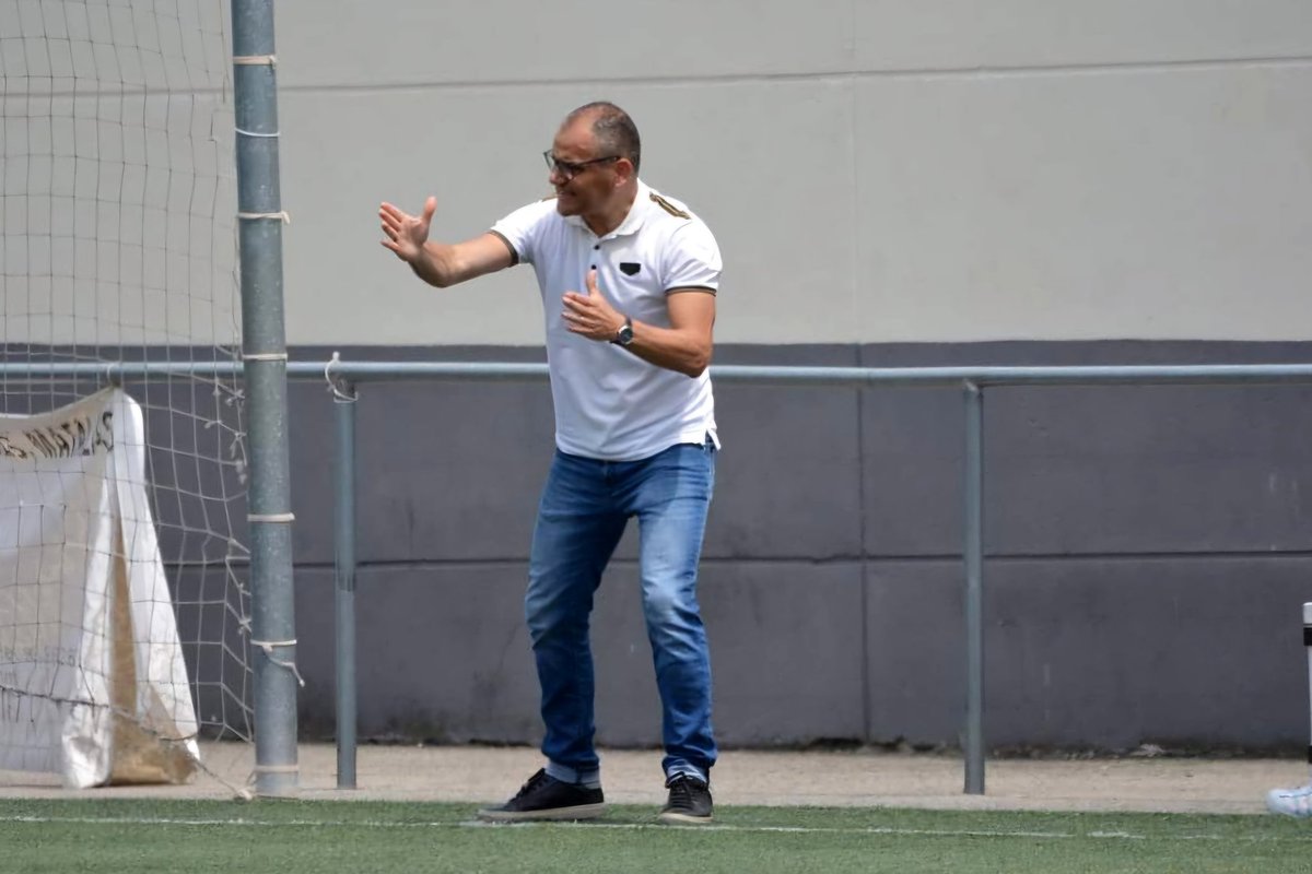 C.F.Caldes (@cfcaldes) on Twitter photo Jose Luis Duque torna a casa, l'entrenador del gran èxit de pujar a l'equip a 1Catalana agafa un altre vegada la direcció del conjunt Calderí amb l'ànim de fer sortir de la zona baixa de la classificació al nostre Club.
Ben tornat Duque. TiH.
<a href="/Joseduque5875/">Jose Luis Duque</a>
<a href="/XaviOG/">Xavi Ortega</a> Jose Luis Duque torna a casa, l'entrenador del gran èxit de pujar a l'equip a 1Catalana agafa un altre vegada la direcció del conjunt Calderí amb l'ànim de fer sortir de la zona baixa de la classificació al nostre Club.
Ben tornat Duque. TiH.
<a href="/Joseduque5875/">Jose Luis Duque</a>
<a href="/XaviOG/">Xavi Ortega</a>