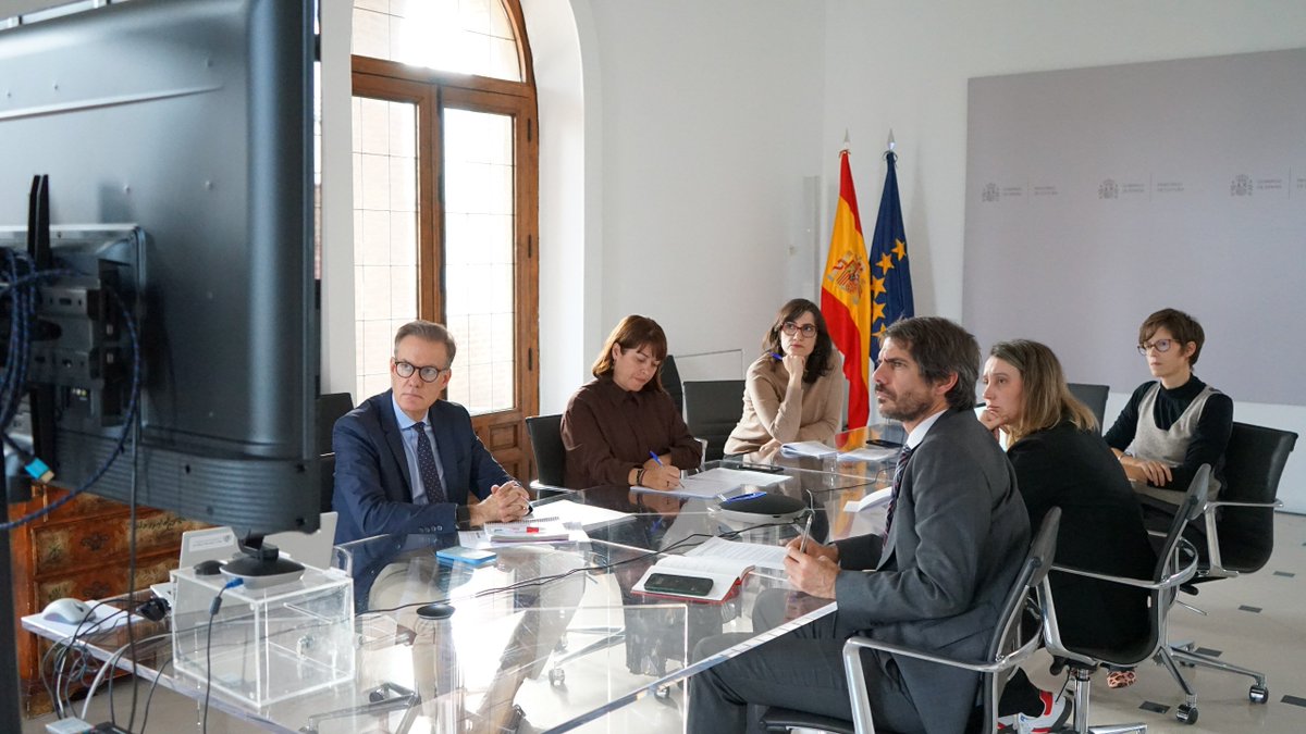 culturagob's tweet photo. El ministro de Cultura, @ernesturtasun, se ha reunido con representantes de la cultura valenciana para conocer de primera mano las consecuencias de la DANA en el sector y transmitirles el apoyo de @culturagob, que ya trabaja en medidas para mitigar los graves daños sufridos. https://t.co/cawUZWbKES