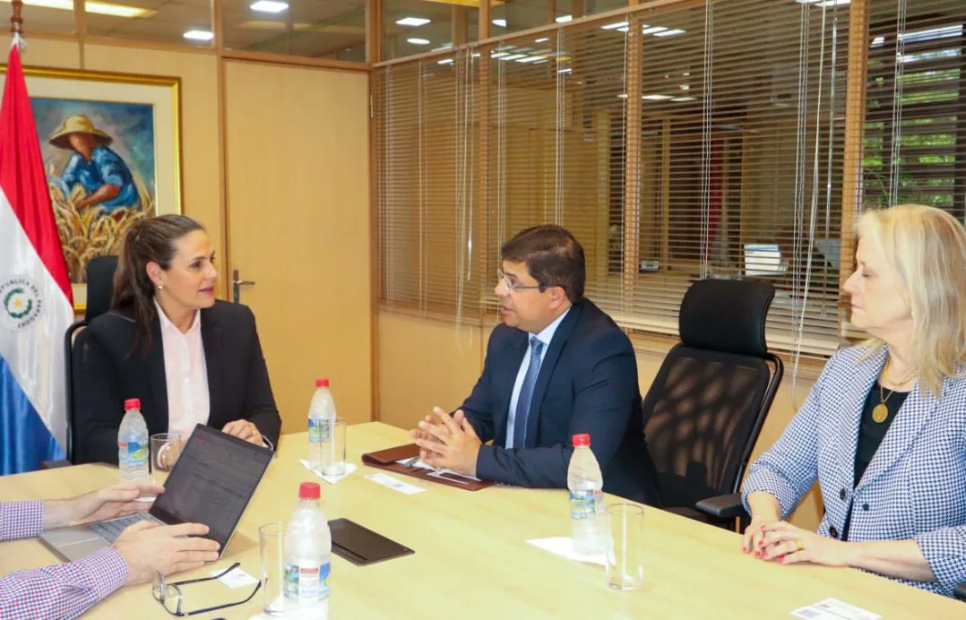 #MIC | 🤝🤝 Con el fin de promover las relaciones bilaterales en materia de comercio de productos para nuevos mercados, la viceministra de Industria, <a href="/LorenaMendezdeG/">Lorena Mendez de Gustafson</a> y técnicos de <a href="/REDIEXParaguay/">Rediex Paraguay</a>, recibieron al embajador de Pakistán, Hassan Afzal Khan.