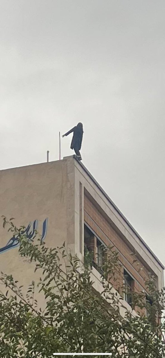 #ArezouKhavari, une victime de plus de la répression iranienne. Ce soir, on apprend que cette jeune adolescente de 16 ans s’est donnée la mort à la suite de pressions répétées de son établissement scolaire pour ses tenues jugées non conforme au code vestimentaire en vigueur #Iran