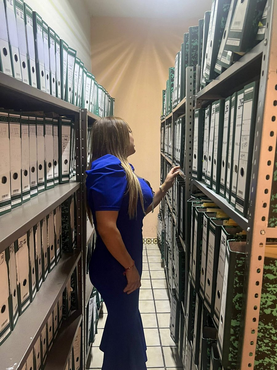 SGGDurango's tweet photo. 📍 ✍🏼 Lizbeth Marroquín, titular de Notarías Públicas, recorrió notarías de #Durango para fortalecer la coordinación y eficiencia del gremio notarial. Como testigos de fe pública, los notarios garantizan certeza y protección jurídica para las familias. 📖🖊️
#AccionesConValor https://t.co/OJeqokHwtN